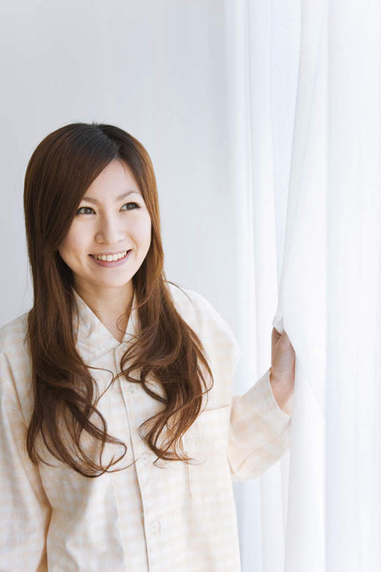 东方人,头发,一个人,站,笑,摸,微笑,露齿笑,竖图,室内,白天,正面,窗帘,亚洲,仅一个年轻女性,仅一个女性,仅一个人,撑,抚摸,握,阴影,服装,光线,影子,墙,拿,拿着,注视,休闲装,黄种人,墙壁,墙面,衣服,白色,黑色,阳光,观察,看,站着,休闲,休闲服,握着,服饰,观看,察看,撑着,关注,年轻女性,女人,女性,亚洲人,长发,触摸,接触,站立,半身,彩图