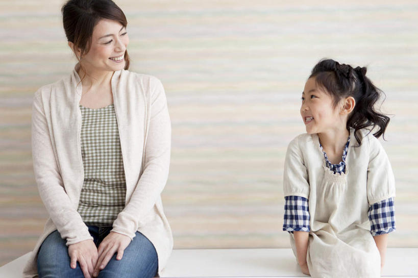 东方人,儿童,头发,两个人,家庭,母亲,女儿,坐,笑,摸,微笑,露齿笑,横图,室内,白天,正面,纯洁,亚洲,撑,抚摸,阴影,服装,裤子,光线,瓷砖,地砖,影子,墙,地面,注视,牛仔裤,休闲装,黄种人,相视,墙壁,墙面,小孩,衣服,蓝色,黑色,灰色,阳光,观察,看,休闲,温暖,温馨,母女,一家人,面对面,休闲服,可爱,母爱,童年,童趣,服饰,观看,对视,和睦,察看,撑着,关注,相对,童真,烂漫,无邪,相看,天真,年轻女性,女孩,女人,女性,亚洲人,孩子,年轻人,长发,触摸,接触,坐着,半身,彩图,融洽,女生