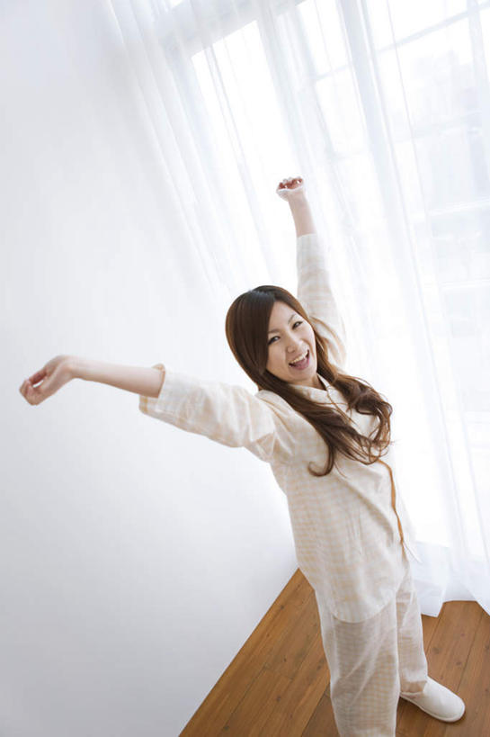 东方人,头发,一个人,站,举,伸展双臂,笑,微笑,露齿笑,竖图,俯视,室内,白天,窗户,窗帘,地板,落地窗,亚洲,仅一个年轻女性,仅一个女性,仅一个人,伸展,服装,墙,地面,注视,休闲装,黄种人,伸懒腰,木地板,玻璃窗,墙壁,墙面,衣服,白色,黑色,观察,看,托,站着,休闲,休闲服,放松,服饰,观看,察看,关注,惬意,懒腰,年轻女性,女人,女性,亚洲人,长发,敞开双臂,举起,举手,举着,伸开双臂,抬头,向上举,向上伸,向上托,仰头,展开双肩,站立,张开手臂,张开双臂,半身,彩图,高角度拍摄,慵懒