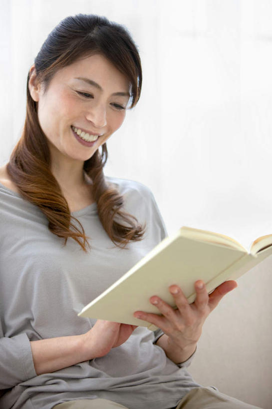 东方人,头发,一个人,客厅,坐,捧,笑,摸,微笑,露齿笑,竖图,室内,白天,正面,阅读,窗户,落地窗,沙发,报纸,书籍,亚洲,仅一个年轻女性,仅一个女性,仅一个人,一本,抚摸,握,学习,阴影,服装,光线,影子,墙,拿,拿着,注视,休闲装,黄种人,玻璃窗,墙壁,墙面,衣服,绿色,黑色,灰色,阳光,低头,观察,看,靠,靠着,倚靠,休闲,休闲服,浏览,握着,服饰,观看,察看,起居室,倚着,关注,布艺沙发,年轻女性,女人,女性,亚洲人,长发,书,图书,触摸,端,端着,接触,捧着,手捧,坐着,半身,彩图