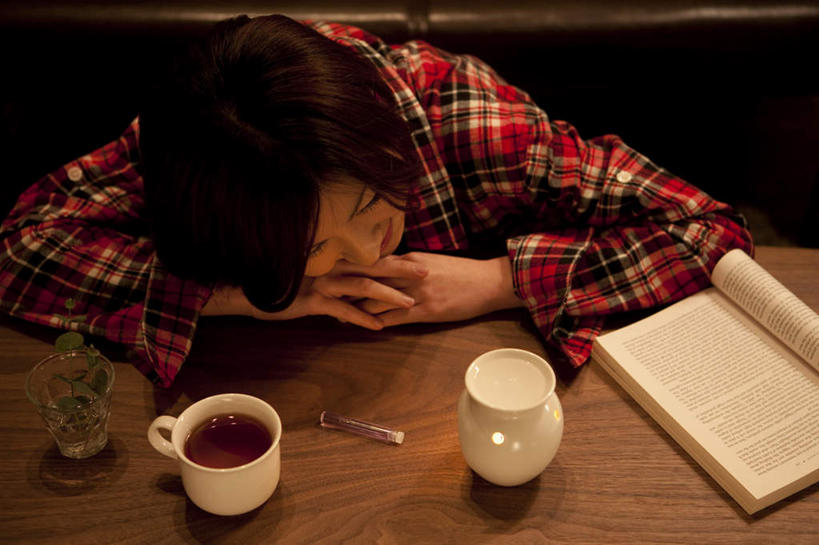 东方人,头发,一个人,坐,睡,横图,俯视,室内,白天,书房,桌子,杯子,餐具,书籍,亚洲,仅一个年轻女性,仅一个女性,仅一个人,一本,撑,服装,瓷器,碟子,方格,盘,勺子,咖啡杯,陶瓷制品,扭头,休闲装,黄种人,书桌,一个,衣服,红色,黑色,盘子,课桌,调羹,碟,汤匙,低头,趴着,转头,休闲,思考,休闲服,服饰,单个,撑着,瓷杯,思虑,年轻女性,女人,女性,亚洲人,书,图书,困,困觉,趴,寝息,睡觉,坐着,半身,彩图,高角度拍摄