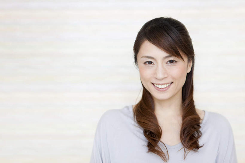 东方人,头发,一个人,站,笑,微笑,露齿笑,横图,室内,白天,白色背景,正面,亚洲,仅一个年轻女性,仅一个女性,仅一个人,阴影,服装,光线,影子,墙,注视,休闲装,黄种人,墙壁,墙面,衣服,黑色,灰色,阳光,观察,看,靠,靠着,倚靠,站着,休闲,休闲服,摄影,服饰,影棚,观看,察看,倚着,关注,年轻女性,女人,女性,亚洲人,长发,卷发,站立,半身,彩图,影棚拍摄,拍摄