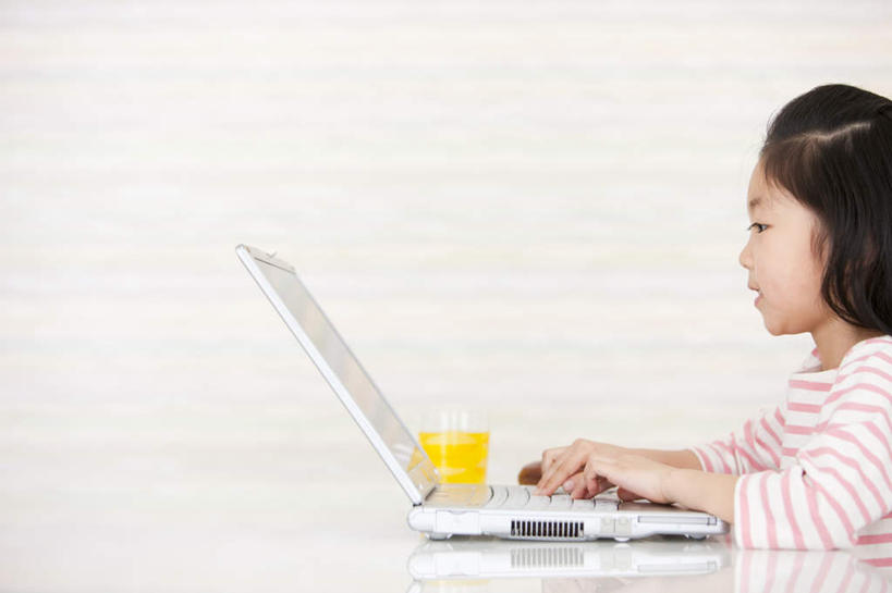 东方人,儿童,头发,一个人,坐,笑,摸,微笑,露齿笑,横图,室内,白天,侧面,纯洁,电脑,笔记本电脑,桌面,桌子,杯子,亚洲,仅一个女性,仅一个人,抚摸,敲打,条纹,服装,网络,墙,注视,休闲装,黄种人,输入,通讯设备,墙壁,墙面,一个,小孩,衣服,黄色,红色,白色,黑色,水杯,打字,观察,看,靠,靠着,倚靠,仅一个小孩,休闲,休闲服,可爱,童年,童趣,服饰,单个,观看,点击,一台,敲击,察看,无线,倚着,关注,通信设备,无线网络,无线上网,便携式电脑,童真,烂漫,无邪,天真,按键,手提电脑,女孩,女人,女性,亚洲人,孩子,长发,茶杯,触摸,接触,坐着,半身,彩图,女生