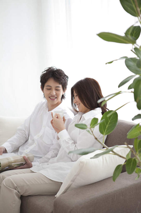 东方人,头发,两个人,家庭,夫妻,客厅,坐,握手,笑,摸,微笑,露齿笑,竖图,俯视,室内,白天,爱情,植物,窗户,靠垫,落地窗,沙发,亚洲,抚摸,阴影,服装,光线,盆栽,影子,墙,靠枕,盆景,浪漫,注视,休闲装,黄种人,玻璃窗,墙壁,墙面,衣服,绿色,白色,黑色,阳光,自然,垫子,枕头,观察,看,靠,靠着,倚靠,休闲,温暖,温馨,一家人,休闲服,恩爱,恋人,服饰,生长,成长,观看,和睦,察看,起居室,倚着,关注,布艺沙发,男人,男性,年轻男性,年轻女性,女人,女性,亚洲人,长发,夫妇,情侣,触摸,接触,拉手,手拉手,手握手,坐着,半身,彩图,高角度拍摄,伴侣,融洽