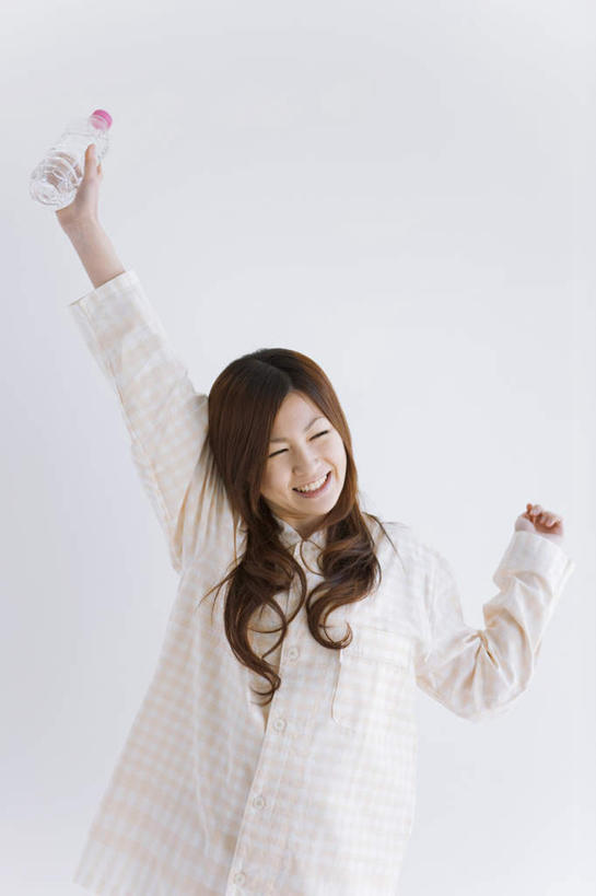 东方人,头发,一个人,站,举,笑,摸,微笑,露齿笑,竖图,室内,白天,白色背景,正面,亚洲,仅一个年轻女性,仅一个女性,仅一个人,抚摸,阴影,服装,光线,影子,墙,扭头,注视,休闲装,黄种人,墙壁,墙面,衣服,白色,黑色,阳光,观察,看,托,站着,转头,休闲,休闲服,摄影,服饰,影棚,观看,察看,关注,年轻女性,女人,女性,亚洲人,长发,触摸,接触,举起,举手,举着,向上举,向上伸,向上托,站立,半身,彩图,影棚拍摄,拍摄