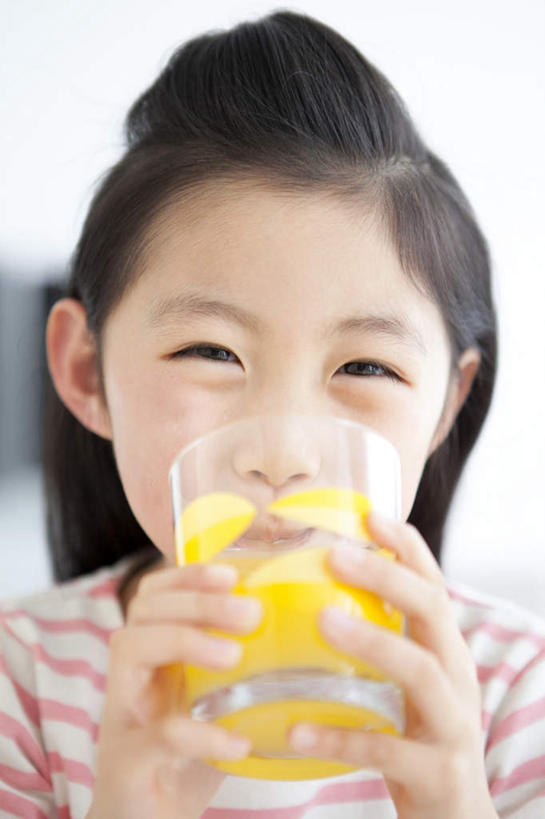 东方人,儿童,头发,一个人,站,捧,笑,摸,微笑,露齿笑,竖图,室内,特写,白天,正面,纯洁,柑橘,水果,亚洲,仅一个女性,仅一个人,一堆,许多,抚摸,喝,握,阴影,堆叠,堆积,条纹,服装,朦胧,模糊,新鲜,光线,影子,墙,生食,食品,果实,一杯,拿,拿着,注视,休闲装,黄种人,墙壁,墙面,食物,小孩,衣服,红色,白色,黑色,阳光,观察,看,站着,仅一个小孩,休闲,休闲服,可爱,童年,童趣,握着,服饰,有机食品,绿色食品,观看,堆,察看,关注,橘子汁,童真,烂漫,无邪,天真,女孩,女人,女性,亚洲人,孩子,长发,橘子,桔子,橙子,橙,触摸,端,端着,接触,捧着,手捧,站立,半身,彩图,女生