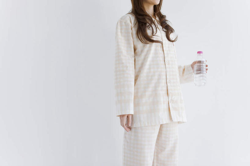 东方人,头发,一个人,站,捧,摸,横图,室内,白天,白色背景,正面,水,亚洲,仅一个年轻女性,仅一个女性,仅一个人,抚摸,握,服装,液体,墙,水滴,拿,拿着,休闲装,黄种人,墙壁,墙面,一个,衣服,白色,黑色,瓶子,塑料制品,站着,休闲,休闲服,塑料瓶,握着,摄影,服饰,影棚,单个,一瓶,年轻女性,女人,女性,亚洲人,长发,触摸,端,端着,接触,捧着,手捧,站立,半身,彩图,影棚拍摄,拍摄