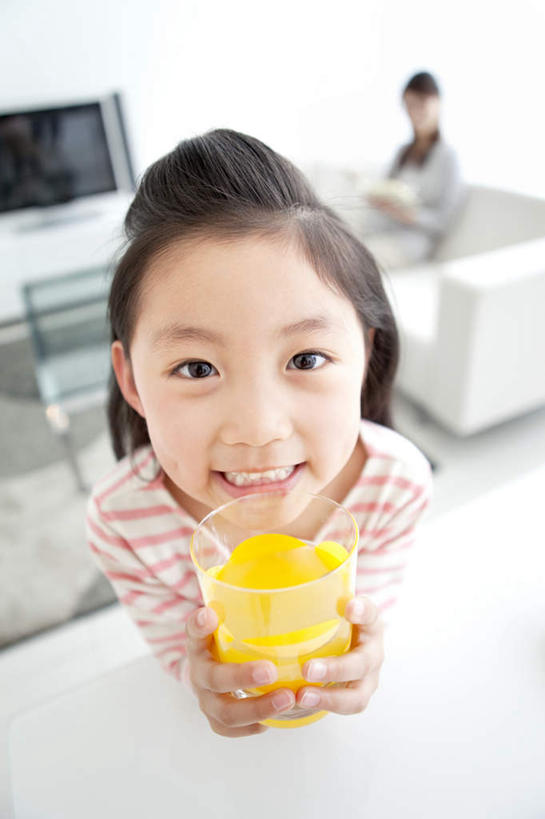 东方人,儿童,头发,家庭,母亲,女儿,客厅,站,捧,笑,摸,微笑,露齿笑,竖图,俯视,室内,特写,白天,纯洁,柑橘,电视,水果,亚洲,一堆,许多,抚摸,喝,握,阴影,堆叠,堆积,条纹,服装,朦胧,模糊,新鲜,光线,影子,墙,生食,食品,果实,一杯,拿,拿着,注视,休闲装,黄种人,墙壁,墙面,食物,小孩,衣服,红色,白色,黑色,阳光,观察,看,站着,休闲,温暖,温馨,母女,一家人,休闲服,可爱,母爱,童年,童趣,握着,服饰,有机食品,绿色食品,观看,堆,和睦,察看,起居室,关注,彩电,橘子汁,童真,烂漫,无邪,彩色电视机,显像管屏,显像管屏幕,天真,年轻女性,女孩,女人,女性,亚洲人,孩子,年轻人,长发,电视机,橘子,桔子,橙子,橙,触摸,端,端着,接触,捧着,手捧,站立,半身,彩图,高角度拍摄,融洽,女生