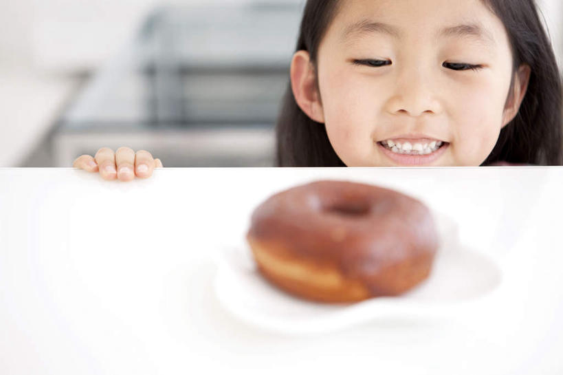 点心,东方人,儿童,脸,头,脸颊,头发,一个人,站,笑,摸,微笑,露齿笑,横图,俯视,室内,特写,白天,纯洁,餐具,亚洲,仅一个女性,仅一个人,一块,撑,抚摸,阴影,朦胧,模糊,光线,圆形,碟子,盘,影子,食品,甜点,甜品,褐色,注视,黄种人,食物,糕点,小孩,黑色,阳光,盘子,碟,甜食,甜甜圈,观察,看,站着,仅一个小孩,可爱,童年,童趣,观看,察看,撑着,关注,环形,童真,烂漫,无邪,天真,女孩,女人,女性,亚洲人,孩子,头部,长发,脸部,脸蛋,面部,触摸,接触,抬头,仰头,站立,半身,彩图,高角度拍摄,女生