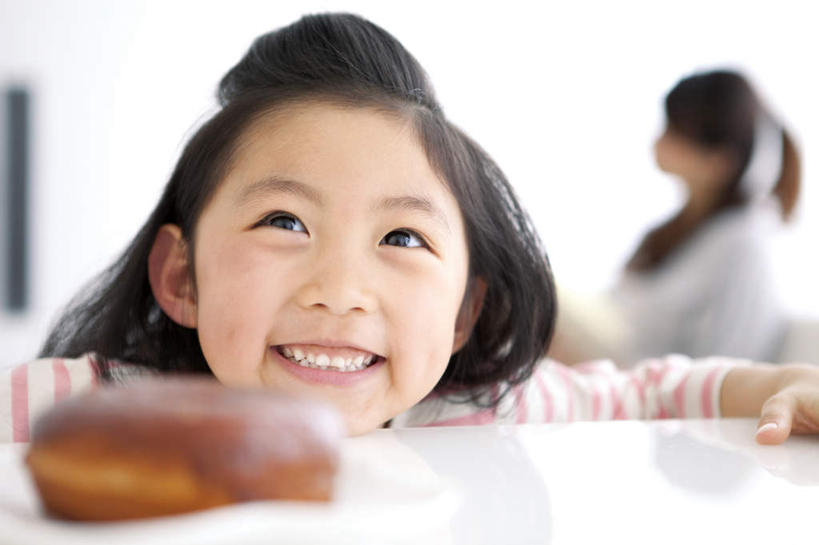 点心,东方人,儿童,脸,头,脸颊,头发,两个人,家庭,母亲,女儿,站,笑,摸,微笑,露齿笑,横图,俯视,室内,特写,白天,纯洁,餐具,亚洲,一块,撑,抚摸,阴影,朦胧,模糊,光线,圆形,碟子,盘,影子,食品,甜点,甜品,褐色,注视,黄种人,食物,糕点,小孩,黑色,阳光,盘子,碟,甜食,甜甜圈,观察,看,站着,温暖,温馨,母女,一家人,可爱,母爱,童年,童趣,观看,和睦,察看,撑着,关注,环形,童真,烂漫,无邪,天真,年轻女性,女孩,女人,女性,亚洲人,孩子,年轻人,头部,长发,脸部,脸蛋,面部,触摸,接触,抬头,仰头,站立,半身,彩图,高角度拍摄,融洽,女生