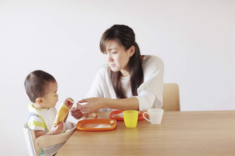 点心,东方人,婴儿,儿童,头发,两个人,家庭,母亲,儿子,坐,捧,笑,摸,吃,微笑,露齿笑,横图,俯视,室内,白天,纯洁,餐桌,桌子,杯子,餐具,椅子,亚洲,抚摸,握,服装,碟子,盘,木椅,墙,食品,甜点,甜品,拿,拿着,注视,休闲装,黄种人,墙壁,墙面,食物,糕点,两个,小孩,衣服,绿色,黑色,盘子,水杯,碟,甜食,观察,看,靠,靠着,倚靠,休闲,温暖,温馨,母子,一家人,休闲服,可爱,母爱,童年,童趣,握着,服饰,餐台,观看,和睦,察看,倚着,关注,宝宝,童真,烂漫,无邪,天真,男孩,年轻女性,女人,女性,亚洲人,孩子,年轻人,长发,茶杯,进餐用具,烹调用具,触摸,端,端着,接触,嚼,捧着,食,手捧,坐着,半身,彩图,高角度拍摄,融洽,男生