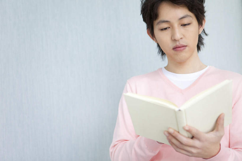 东方人,头发,一个人,站,捧,笑,摸,微笑,露齿笑,横图,室内,白天,白色背景,正面,书籍,亚洲,仅一个男性,仅一个人,一本,抚摸,握,服装,墙,拿,拿着,注视,休闲装,黄种人,墙壁,墙面,仅一个年轻男性,衣服,粉色,黑色,低头,观察,看,站着,休闲,休闲服,握着,摄影,服饰,影棚,观看,察看,关注,男人,男性,年轻男性,亚洲人,书,图书,触摸,端,端着,接触,捧着,手捧,站立,半身,彩图,影棚拍摄,拍摄