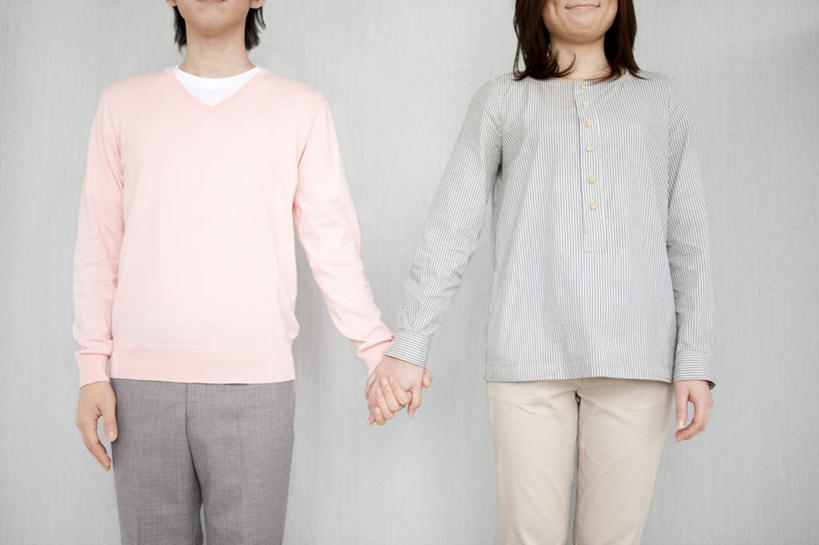 东方人,头发,两个人,家庭,夫妻,站,握手,笑,摸,微笑,露齿笑,横图,室内,白天,白色背景,正面,爱情,亚洲,抚摸,阴影,服装,光线,影子,墙,浪漫,注视,休闲装,黄种人,墙壁,墙面,衣服,粉色,蓝色,黑色,阳光,观察,看,站着,休闲,温暖,温馨,一家人,休闲服,恩爱,恋人,摄影,服饰,影棚,观看,和睦,察看,关注,男人,男性,年轻男性,年轻女性,女人,女性,亚洲人,长发,夫妇,情侣,触摸,接触,拉手,手拉手,手握手,站立,半身,彩图,影棚拍摄,拍摄,伴侣,融洽