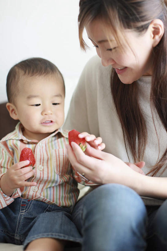 东方人,婴儿,儿童,头发,两个人,家庭,母亲,儿子,坐,捧,笑,摸,吃,微笑,露齿笑,竖图,室内,白天,正面,纯洁,沙发,草莓,浆果,水果,亚洲,抚摸,握,阴影,新鲜,光线,影子,墙,生食,食品,果实,拿,拿着,扭头,依偎,注视,黄种人,墙壁,墙面,食物,小孩,红色,黑色,阳光,观察,看,靠,靠着,倚靠,转头,温暖,温馨,母子,一家人,可爱,母爱,童年,童趣,握着,有机食品,绿色食品,观看,和睦,察看,倚着,关注,宝宝,布艺沙发,童真,烂漫,无邪,依附,依赖,投靠,天真,男孩,年轻女性,女人,女性,亚洲人,孩子,年轻人,长发,洋莓,水果皇后,红莓,地莓,触摸,端,端着,接触,嚼,捧着,食,手捧,坐着,半身,彩图,融洽,男生