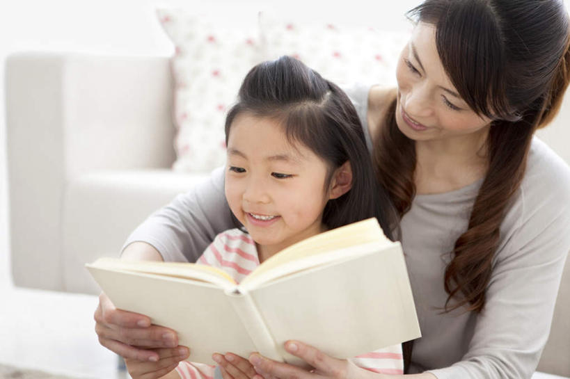 东方人,儿童,头发,两个人,家庭,母亲,女儿,客厅,坐,捧,笑,摸,微笑,露齿笑,横图,俯视,室内,白天,阅读,纯洁,靠垫,沙发,报纸,书籍,亚洲,一本,抚摸,握,学习,阴影,条纹,服装,光线,影子,墙,靠枕,拿,拿着,依偎,注视,休闲装,黄种人,墙壁,墙面,两个,小孩,衣服,红色,白色,黑色,阳光,垫子,枕头,低头,观察,看,靠,靠着,倚靠,休闲,温暖,温馨,母女,一家人,休闲服,可爱,母爱,童年,童趣,浏览,握着,服饰,观看,和睦,察看,起居室,倚着,关注,布艺沙发,童真,烂漫,无邪,依附,依赖,投靠,天真,年轻女性,女孩,女人,女性,亚洲人,孩子,年轻人,长发,书,图书,触摸,端,端着,接触,捧着,手捧,坐着,半身,彩图,高角度拍摄,融洽,女生