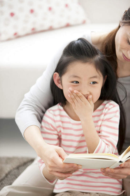 东方人,儿童,头发,两个人,家庭,母亲,女儿,客厅,坐,捧,笑,摸,微笑,露齿笑,竖图,俯视,室内,白天,阅读,纯洁,靠垫,沙发,报纸,书籍,亚洲,一本,抚摸,握,学习,阴影,条纹,服装,光线,影子,墙,靠枕,拿,拿着,依偎,注视,休闲装,黄种人,墙壁,墙面,两个,小孩,衣服,红色,白色,黑色,阳光,垫子,枕头,低头,观察,看,靠,靠着,倚靠,休闲,温暖,温馨,母女,一家人,休闲服,可爱,母爱,童年,童趣,浏览,握着,捂,遮,遮掩,服饰,观看,和睦,察看,起居室,掩盖,倚着,遮挡,关注,布艺沙发,童真,烂漫,无邪,遮盖,依附,依赖,投靠,掩饰,天真,年轻女性,女孩,女人,女性,亚洲人,孩子,年轻人,长发,书,图书,触摸,端,端着,接触,捧着,手捧,坐着,半身,彩图,高角度拍摄,融洽,女生