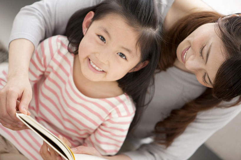 东方人,儿童,头发,两个人,家庭,母亲,女儿,客厅,坐,捧,笑,摸,微笑,露齿笑,横图,俯视,室内,白天,阅读,纯洁,靠垫,沙发,报纸,书籍,亚洲,一本,抚摸,握,学习,阴影,条纹,服装,光线,影子,墙,靠枕,拿,拿着,依偎,注视,休闲装,黄种人,墙壁,墙面,两个,小孩,衣服,红色,白色,黑色,阳光,垫子,枕头,低头,观察,看,靠,靠着,倚靠,休闲,温暖,温馨,母女,一家人,休闲服,可爱,母爱,童年,童趣,浏览,握着,服饰,观看,和睦,察看,起居室,倚着,关注,布艺沙发,童真,烂漫,无邪,依附,依赖,投靠,天真,年轻女性,女孩,女人,女性,亚洲人,孩子,年轻人,长发,书,图书,触摸,端,端着,接触,捧着,手捧,抬头,仰头,坐着,半身,彩图,高角度拍摄,融洽,女生