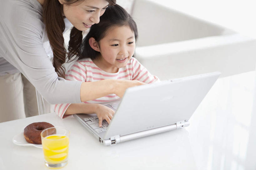 点心,东方人,儿童,头发,两个人,家庭,母亲,女儿,客厅,坐,笑,摸,微笑,露齿笑,横图,俯视,室内,白天,纯洁,电脑,笔记本电脑,桌面,桌子,杯子,亚洲,一块,抚摸,敲打,弯腰,指,阴影,条纹,服装,光线,网络,影子,食品,甜点,甜品,褐色,注视,休闲装,黄种人,方向,输入,通讯设备,玻璃制品,食物,糕点,小孩,衣服,红色,白色,黑色,阳光,水杯,甜食,打字,观察,看,手势,休闲,温暖,温馨,母女,一家人,休闲服,可爱,母爱,童年,童趣,服饰,观看,点击,一台,敲击,和睦,察看,无线,起居室,指向,食指,关注,通信设备,无线网络,无线上网,便携式电脑,童真,烂漫,无邪,弯身,天真,按键,手提电脑,年轻女性,女孩,女人,女性,亚洲人,孩子,年轻人,长发,玻璃杯,触摸,接触,坐着,半身,彩图,高角度拍摄,融洽,女生