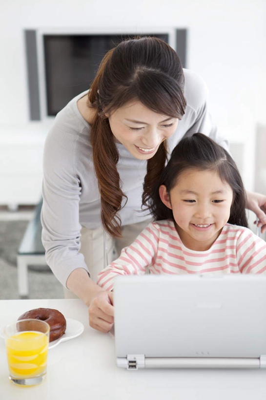 点心,东方人,儿童,头发,两个人,家庭,母亲,女儿,客厅,站,坐,笑,摸,微笑,露齿笑,竖图,俯视,室内,白天,纯洁,电脑,笔记本电脑,桌子,电视,亚洲,一块,抚摸,敲打,弯腰,条纹,服装,网络,食品,甜点,甜品,褐色,一杯,注视,休闲装,黄种人,输入,通讯设备,食物,糕点,小孩,衣服,黄色,红色,白色,黑色,甜食,打字,低头,观察,看,站着,休闲,温暖,温馨,母女,一家人,休闲服,可爱,母爱,童年,童趣,服饰,观看,点击,敲击,和睦,察看,无线,起居室,关注,彩电,橘子汁,通信设备,无线网络,无线上网,便携式电脑,童真,烂漫,无邪,弯身,彩色电视机,显像管屏,显像管屏幕,天真,按键,手提电脑,年轻女性,女孩,女人,女性,亚洲人,孩子,年轻人,长发,电视机,触摸,接触,站立,坐着,半身,彩图,高角度拍摄,融洽,女生
