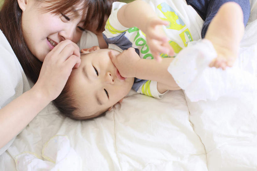东方人,婴儿,儿童,两个人,家庭,母亲,儿子,躺,举,闭眼,笑,摸,微笑,露齿笑,横图,俯视,室内,白天,纯洁,床,卧室,亚洲,抚摸,咬,阴影,服装,光线,影子,床单,扭头,抬腿,注视,休闲装,黄种人,被子,小孩,衣服,绿色,白色,阳光,观察,看,托,转头,休闲,温暖,温馨,母子,一家人,休闲服,可爱,母爱,童年,童趣,抬手,服饰,单人床,观看,咬着,和睦,察看,被单,关注,宝宝,童真,烂漫,无邪,卧着,天真,男孩,年轻女性,女人,女性,亚洲人,孩子,年轻人,闭眼睛,闭着眼,闭着眼睛,触摸,接触,举起,举手,举着,躺着,卧,向上举,向上伸,向上托,半身,彩图,高角度拍摄,睡房,卧房,融洽,男生