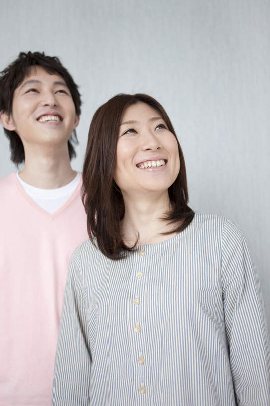 东方人,头发,两个人,家庭,夫妻,站,笑,微笑,露齿笑,竖图,俯视,室内,白天,爱情,亚洲,阴影,灰色背景,服装,反射,影子,墙,浪漫,注视,休闲装,黄种人,墙壁,墙面,衣服,粉色,蓝色,黑色,观察,看,站着,休闲,温暖,温馨,一家人,休闲服,恩爱,恋人,摄影,服饰,影棚,观看,和睦,察看,关注,男人,男性,年轻男性,年轻女性,女人,女性,亚洲人,长发,夫妇,情侣,抬头,仰头,站立,半身,彩图,高角度拍摄,影棚拍摄,拍摄,伴侣,融洽