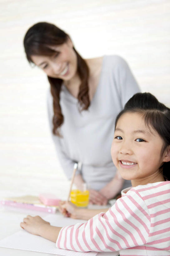 东方人,儿童,头发,两个人,家庭,母亲,女儿,客厅,站,坐,笑,摸,微笑,露齿笑,竖图,室内,白天,正面,纯洁,餐桌,桌子,杯子,亚洲,撑,抚摸,条纹,服装,墙,一杯,扭头,注视,休闲装,黄种人,墙壁,墙面,玻璃制品,小孩,衣服,黄色,红色,白色,黑色,水杯,低头,观察,看,站着,转头,休闲,温暖,温馨,母女,一家人,休闲服,可爱,母爱,童年,童趣,服饰,餐台,观看,和睦,察看,起居室,撑着,关注,橘子汁,童真,烂漫,无邪,天真,年轻女性,女孩,女人,女性,亚洲人,孩子,年轻人,长发,玻璃杯,触摸,接触,站立,坐着,半身,彩图,融洽,女生