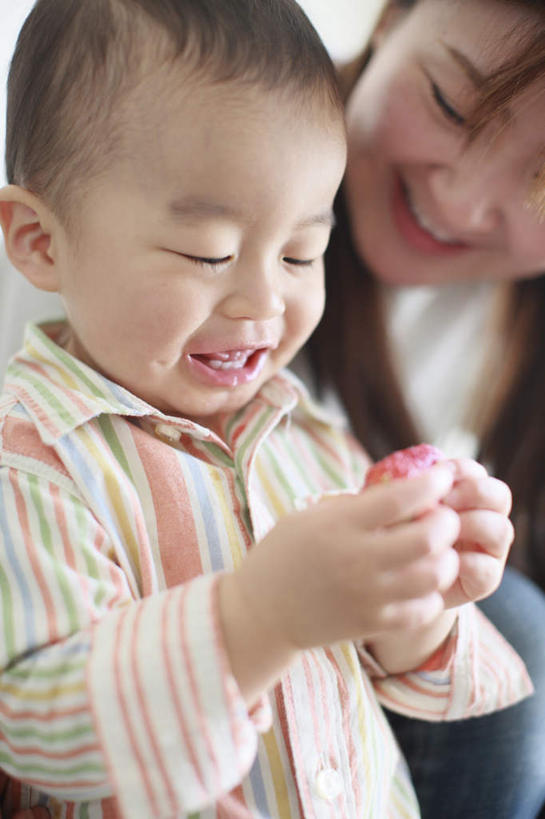 东方人,婴儿,儿童,头发,两个人,家庭,母亲,儿子,坐,笑,摸,微笑,露齿笑,竖图,室内,白天,正面,纯洁,草莓,浆果,水果,亚洲,抚摸,握,阴影,服装,朦胧,模糊,新鲜,光线,影子,墙,生食,食品,果实,拿,拿着,注视,休闲装,黄种人,墙壁,墙面,食物,一个,小孩,衣服,红色,黑色,灰色,阳光,低头,观察,看,张嘴,休闲,温暖,温馨,母子,一家人,休闲服,可爱,母爱,童年,童趣,握着,服饰,有机食品,绿色食品,单个,观看,和睦,察看,关注,宝宝,张大嘴巴,童真,烂漫,无邪,天真,男孩,年轻女性,女人,女性,亚洲人,孩子,年轻人,长发,张开嘴,洋莓,水果皇后,红莓,地莓,触摸,接触,坐着,半身,彩图,融洽,男生