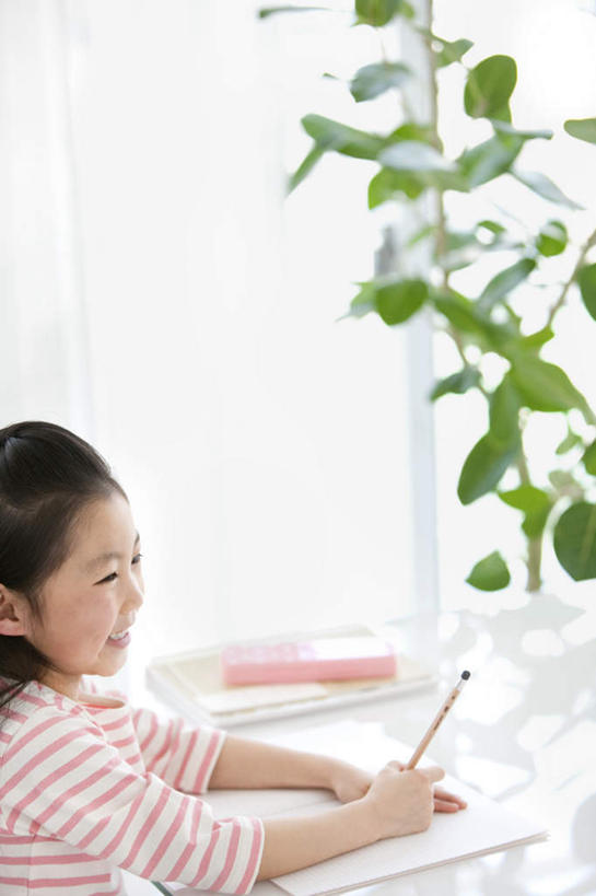 东方人,儿童,一个人,坐,笑,微笑,露齿笑,竖图,室内,白天,侧面,纯洁,植物,窗户,亚洲,仅一个女性,仅一个人,撑,握,写,阴影,条纹,服装,光线,笔,盆栽,影子,墙,办公用品,记事本,盆景,拿,拿着,注视,休闲装,黄种人,玻璃窗,墙壁,墙面,文具,一个,小孩,衣服,红色,绿色,白色,阳光,自然,本子,笔记本,学习用品,观察,记录,看,靠,靠着,倚靠,仅一个小孩,休闲,休闲服,可爱,童年,童趣,握着,服饰,生长,单个,成长,观看,文具用品,一支,察看,撑着,倚着,关注,童真,烂漫,无邪,天真,女孩,女人,女性,亚洲人,孩子,画画,坐着,半身,彩图,女生