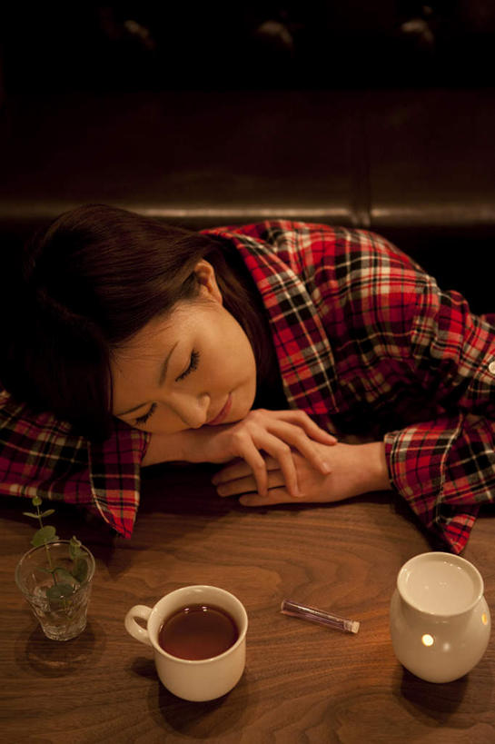 东方人,头发,一个人,坐,闭眼,睡,竖图,俯视,室内,白天,桌子,杯子,餐具,椅子,亚洲,仅一个年轻女性,仅一个女性,仅一个人,服装,瓷器,碟子,方格,盘,勺子,木椅,墙,咖啡杯,陶瓷制品,扭头,休闲装,黄种人,书桌,墙壁,墙面,衣服,红色,黑色,盘子,课桌,调羹,碟,汤匙,靠,靠着,趴着,倚靠,转头,休闲,休闲服,服饰,倚着,瓷杯,年轻女性,女人,女性,亚洲人,长发,闭眼睛,闭着眼,闭着眼睛,困,困觉,趴,寝息,睡觉,坐着,半身,彩图,高角度拍摄