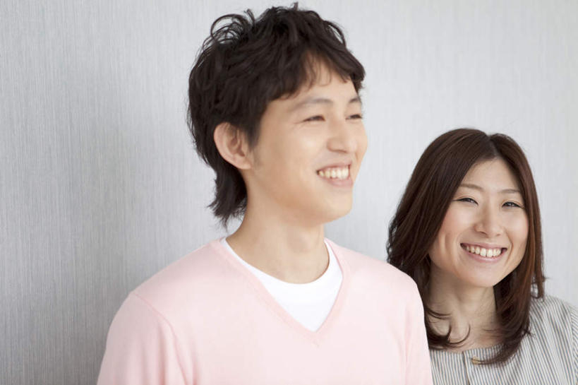 东方人,脸,头,脸颊,头发,两个人,家庭,夫妻,站,笑,微笑,露齿笑,横图,室内,白天,白色背景,正面,爱情,亚洲,阴影,服装,反射,影子,墙,浪漫,扭头,注视,休闲装,黄种人,墙壁,墙面,衣服,粉色,黑色,灰色,观察,看,靠,靠着,倚靠,站着,转头,休闲,温暖,温馨,一家人,休闲服,恩爱,恋人,摄影,服饰,影棚,观看,和睦,察看,倚着,关注,男人,男性,年轻男性,年轻女性,女人,女性,亚洲人,头部,长发,脸部,脸蛋,面部,夫妇,情侣,站立,半身,彩图,影棚拍摄,拍摄,伴侣,融洽