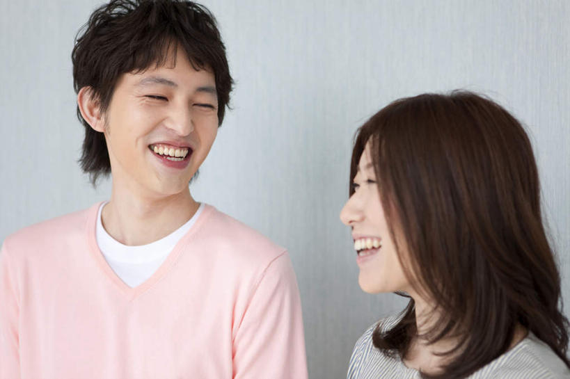 东方人,头发,两个人,家庭,夫妻,站,笑,微笑,露齿笑,横图,室内,白天,正面,爱情,亚洲,阴影,灰色背景,服装,反射,影子,墙,浪漫,扭头,注视,休闲装,黄种人,墙壁,墙面,衣服,粉色,黑色,灰色,观察,看,站着,张嘴,转头,休闲,温暖,温馨,一家人,休闲服,恩爱,恋人,摄影,服饰,影棚,观看,和睦,察看,关注,张大嘴巴,男人,男性,年轻男性,年轻女性,女人,女性,亚洲人,长发,夫妇,情侣,张开嘴,站立,半身,彩图,影棚拍摄,拍摄,伴侣,融洽