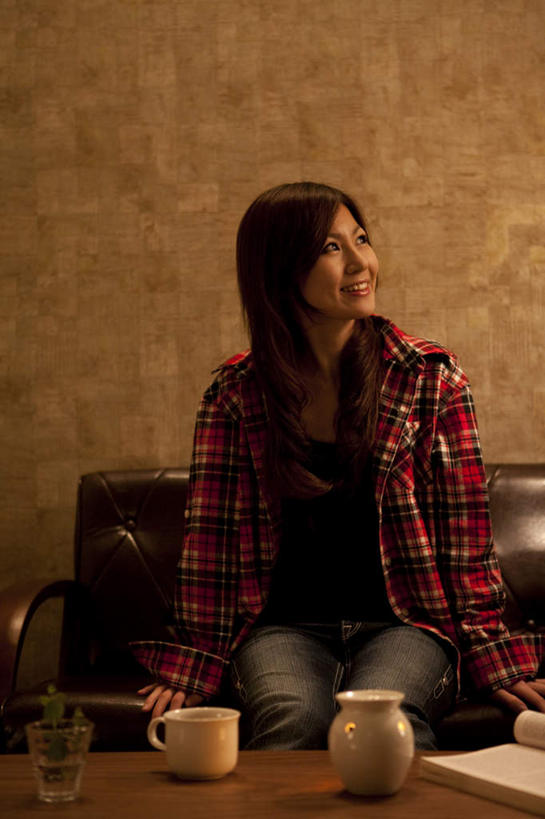东方人,头发,一个人,坐,笑,摸,微笑,露齿笑,竖图,室内,白天,正面,餐桌,沙发,桌子,杯子,餐具,书籍,亚洲,仅一个年轻女性,仅一个女性,仅一个人,一本,撑,抚摸,服装,瓷器,碟子,方格,盘,墙,咖啡杯,陶瓷制品,扭头,注视,休闲装,黄种人,墙壁,墙面,衣服,红色,黑色,盘子,碟,观察,看,靠,靠着,倚靠,转头,休闲,休闲服,橙色,服饰,餐台,观看,察看,撑着,倚着,关注,瓷杯,布艺沙发,年轻女性,女人,女性,亚洲人,长发,书,图书,触摸,接触,坐着,半身,彩图