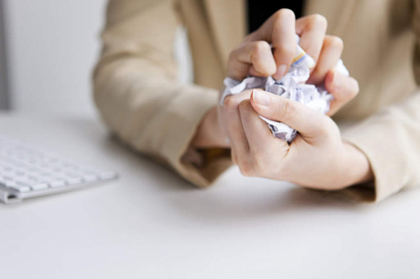 东方人,手,一个人,商务人士,商务女性,捧,横图,俯视,室内,特写,白天,衬衫,电脑,笔记本电脑,桌子,亚洲,仅一个年轻女性,仅一个女性,仅一个人,握,阴影,套装,朦胧,模糊,褶皱,光线,网络,影子,纸,办公桌,墙,拿,拿着,黄种人,通讯设备,墙壁,墙面,灰色,阳光,手部,揉,握着,纸团,无线,通信设备,商务装,无线网络,无线上网,便携式电脑,工薪阶层,手提电脑,年轻女性,女人,女性,亚洲人,白领,上班族,端,端着,捧着,手捧,半身,彩图,高角度拍摄,衬衣