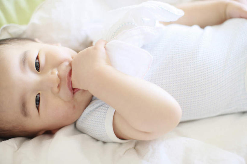 东方人,婴儿,儿童,脸,头,脸颊,一个人,躺,摸,横图,俯视,室内,白天,纯洁,床,靠垫,亚洲,仅一个男性,仅一个人,抚摸,咬,条纹,服装,床单,靠枕,注视,休闲装,黄种人,被子,小孩,衣服,灰色,垫子,枕头,观察,看,仅一个小孩,休闲,休闲服,可爱,童年,童趣,服饰,单人床,观看,咬着,察看,被单,关注,宝宝,童真,烂漫,无邪,卧着,天真,男孩,男人,男性,亚洲人,孩子,头部,脸部,脸蛋,面部,触摸,接触,躺着,卧,半身,彩图,高角度拍摄,男生