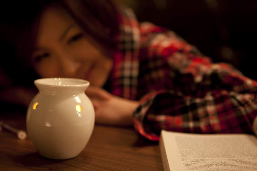 东方人,头发,一个人,坐,笑,微笑,露齿笑,横图,室内,夜晚,正面,餐桌,桌子,杯子,蜡烛,亚洲,仅一个年轻女性,仅一个女性,仅一个人,撑,服装,朦胧,模糊,方格,火焰,烛光,燃烧,扭头,注视,休闲装,黄种人,一个,衣服,红色,白色,黑色,低头,点燃,观察,看,趴着,转头,休闲,休闲服,服饰,单个,餐台,观看,察看,撑着,关注,年轻女性,女人,女性,亚洲人,长发,趴,坐着,半身,彩图