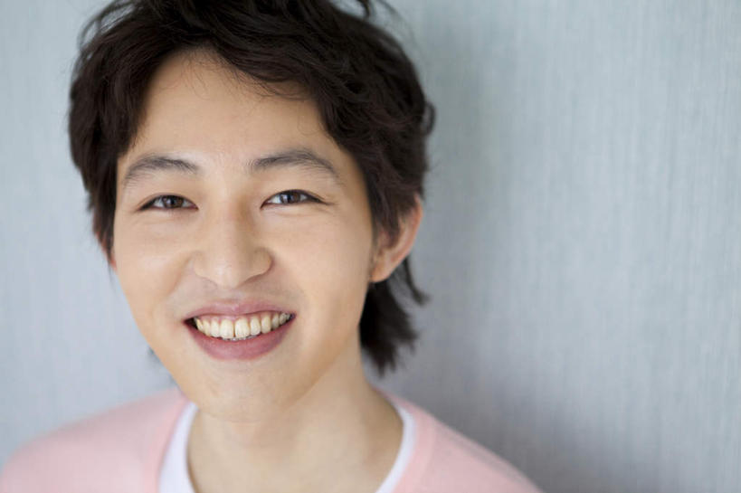 东方人,脸,头,脸颊,头发,一个人,站,笑,微笑,露齿笑,横图,室内,特写,白天,白色背景,正面,亚洲,仅一个男性,仅一个人,服装,墙,注视,休闲装,黄种人,墙壁,墙面,仅一个年轻男性,衣服,粉色,黑色,观察,看,靠,靠着,倚靠,站着,休闲,休闲服,摄影,服饰,影棚,观看,察看,倚着,关注,男人,男性,年轻男性,亚洲人,头部,脸部,脸蛋,面部,站立,半身,彩图,影棚拍摄,拍摄