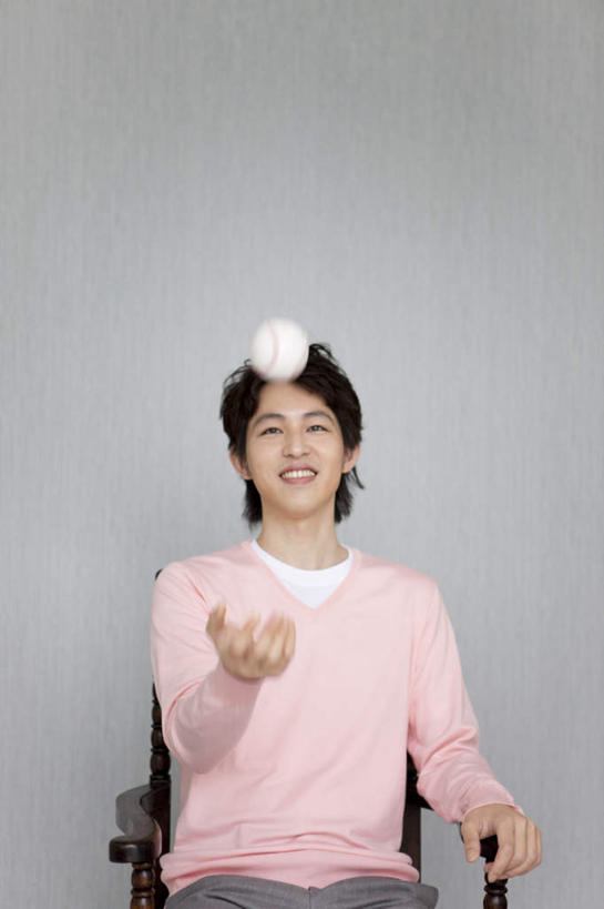 东方人,头发,一个人,坐,投,笑,摸,微笑,露齿笑,竖图,室内,白天,正面,椅子,亚洲,仅一个男性,仅一个人,撑,抚摸,灰色背景,服装,木椅,墙,注视,休闲装,黄种人,墙壁,墙面,球,仅一个年轻男性,一个,衣服,粉色,白色,黑色,观察,看,靠,靠着,倚靠,休闲,球体,休闲服,摄影,服饰,影棚,单个,观看,察看,撑着,倚着,关注,男人,男性,年轻男性,亚洲人,触摸,接触,抛,扔,掷,坐着,半身,彩图,影棚拍摄,拍摄