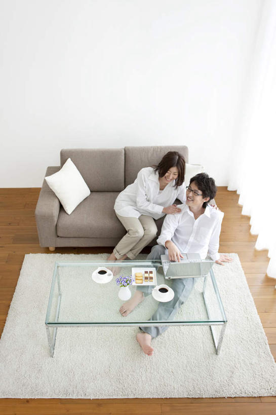 东方人,头发,两个人,家庭,夫妻,客厅,坐,笑,摸,微笑,露齿笑,竖图,俯视,室内,白天,衬衫,爱情,电脑,笔记本电脑,窗户,地板,沙发,杯子,餐具,亚洲,抚摸,敲打,阴影,光线,网络,瓷器,碟子,盘,影子,墙,咖啡杯,陶瓷制品,地面,浪漫,扭头,注视,黄种人,输入,通讯设备,木地板,玻璃窗,墙壁,墙面,白色,黑色,阳光,盘子,碟,打字,观察,看,靠,靠着,倚靠,转头,温暖,温馨,一家人,恩爱,恋人,观看,点击,敲击,和睦,察看,无线,起居室,倚着,关注,瓷杯,通信设备,无线网络,布艺沙发,无线上网,便携式电脑,按键,手提电脑,男人,男性,年轻男性,年轻女性,女人,女性,亚洲人,夫妇,情侣,触摸,接触,坐着,彩图,高角度拍摄,全身,衬衣,伴侣,融洽