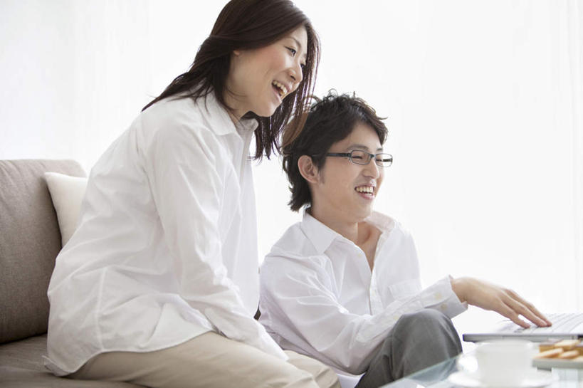 点心,东方人,头发,两个人,家庭,夫妻,客厅,坐,笑,摸,微笑,露齿笑,横图,室内,白天,侧面,衬衫,爱情,电脑,笔记本电脑,窗户,窗帘,靠垫,落地窗,沙发,餐具,亚洲,抚摸,敲打,阴影,光线,网络,碟子,盘,影子,墙,食品,甜点,甜品,靠枕,浪漫,注视,黄种人,输入,通讯设备,玻璃窗,墙壁,墙面,食物,糕点,白色,黑色,阳光,盘子,垫子,碟,枕头,甜食,打字,观察,看,靠,靠着,倚靠,温暖,温馨,一家人,恩爱,恋人,观看,点击,敲击,和睦,察看,无线,起居室,倚着,关注,通信设备,无线网络,布艺沙发,无线上网,便携式电脑,按键,手提电脑,男人,男性,年轻男性,年轻女性,女人,女性,亚洲人,夫妇,情侣,触摸,接触,坐着,半身,彩图,衬衣,伴侣,融洽