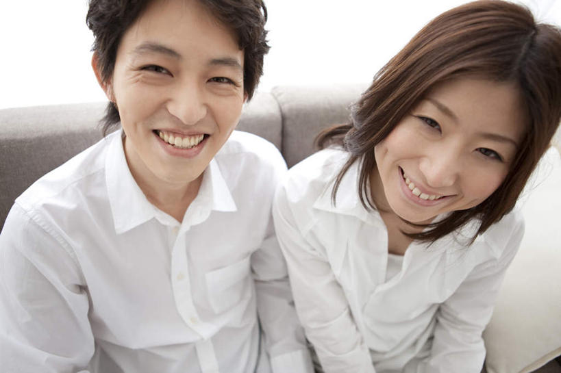 东方人,头发,两个人,家庭,夫妻,客厅,坐,笑,摸,微笑,露齿笑,横图,俯视,室内,白天,衬衫,爱情,窗户,窗帘,靠垫,落地窗,沙发,亚洲,抚摸,阴影,光线,影子,墙,靠枕,浪漫,依偎,注视,黄种人,玻璃窗,墙壁,墙面,白色,黑色,阳光,垫子,枕头,观察,看,靠,靠着,倚靠,温暖,温馨,一家人,恩爱,恋人,观看,和睦,察看,起居室,倚着,关注,布艺沙发,依附,依赖,投靠,男人,男性,年轻男性,年轻女性,女人,女性,亚洲人,长发,夫妇,情侣,触摸,接触,抬头,仰头,坐着,半身,彩图,高角度拍摄,衬衣,伴侣,融洽