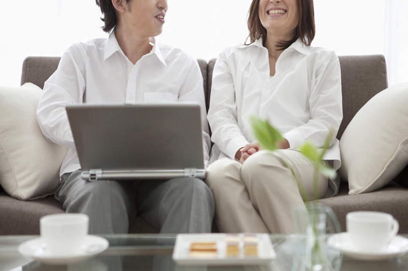 点心,东方人,两个人,家庭,夫妻,客厅,坐,笑,摸,微笑,露齿笑,横图,室内,白天,正面,爱情,电脑,笔记本电脑,植物,窗户,窗帘,靠垫,落地窗,沙发,杯子,书籍,亚洲,抚摸,敲打,阴影,光线,网络,瓷器,盆栽,影子,墙,食品,甜点,甜品,咖啡杯,靠枕,盆景,陶瓷制品,浪漫,扭头,依偎,注视,黄种人,输入,通讯设备,玻璃窗,墙壁,墙面,食物,糕点,绿色,阳光,自然,垫子,枕头,甜食,打字,观察,看,靠,靠着,倚靠,转头,温暖,温馨,一家人,恩爱,恋人,生长,成长,观看,点击,敲击,和睦,察看,无线,起居室,倚着,关注,瓷杯,通信设备,无线网络,布艺沙发,无线上网,便携式电脑,依附,依赖,投靠,按键,手提电脑,男人,男性,年轻男性,年轻女性,女人,女性,亚洲人,夫妇,情侣,书,图书,触摸,接触,坐着,半身,彩图,伴侣,融洽