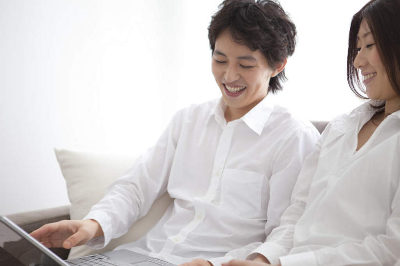 东方人,头发,两个人,家庭,夫妻,客厅,坐,笑,摸,微笑,露齿笑,横图,室内,白天,正面,衬衫,爱情,电脑,笔记本电脑,窗户,窗帘,靠垫,落地窗,沙发,亚洲,抚摸,敲打,阴影,光线,网络,影子,墙,靠枕,浪漫,注视,黄种人,输入,通讯设备,玻璃窗,墙壁,墙面,白色,黑色,阳光,垫子,枕头,打字,观察,看,靠,靠着,倚靠,温暖,温馨,一家人,恩爱,恋人,观看,点击,一台,敲击,和睦,察看,无线,起居室,倚着,关注,通信设备,无线网络,布艺沙发,无线上网,便携式电脑,按键,手提电脑,男人,男性,年轻男性,年轻女性,女人,女性,亚洲人,长发,夫妇,情侣,触摸,接触,坐着,半身,彩图,衬衣,伴侣,融洽