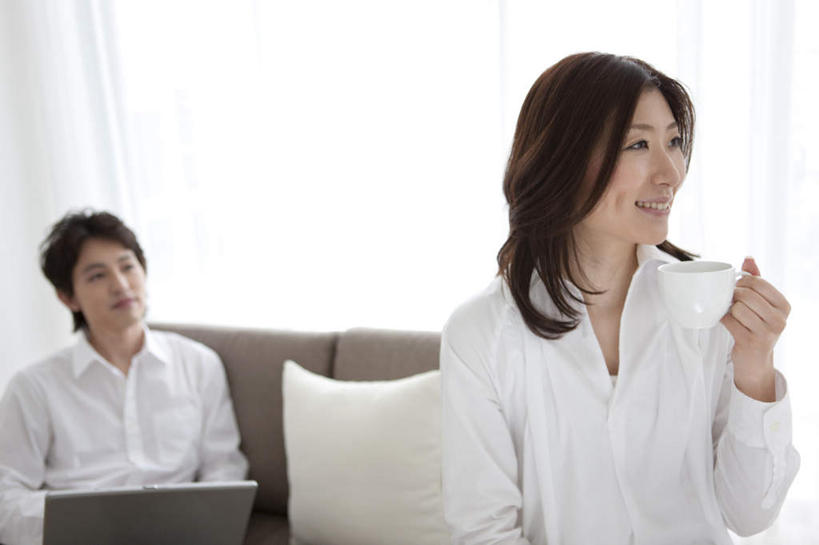 东方人,头发,两个人,家庭,夫妻,客厅,站,笑,摸,微笑,露齿笑,横图,俯视,室内,白天,衬衫,爱情,电脑,笔记本电脑,窗户,窗帘,靠垫,落地窗,沙发,亚洲,抚摸,敲打,阴影,光线,网络,影子,墙,靠枕,浪漫,注视,黄种人,输入,通讯设备,玻璃窗,墙壁,墙面,白色,黑色,阳光,垫子,枕头,打字,观察,看,站着,温暖,温馨,一家人,恩爱,恋人,观看,点击,一台,敲击,和睦,察看,无线,起居室,关注,通信设备,无线网络,布艺沙发,无线上网,便携式电脑,按键,手提电脑,男人,男性,年轻男性,年轻女性,女人,女性,亚洲人,长发,夫妇,情侣,触摸,接触,站立,半身,彩图,高角度拍摄,衬衣,伴侣,融洽