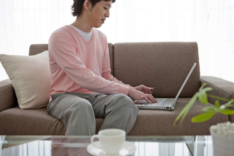 东方人,头发,一个人,客厅,坐,笑,摸,微笑,露齿笑,横图,室内,白天,正面,电脑,笔记本电脑,植物,沙发,桌面,杯子,亚洲,仅一个男性,仅一个人,抚摸,敲打,服装,网络,瓷器,盆栽,咖啡杯,盆景,陶瓷制品,扭头,注视,休闲装,黄种人,输入,通讯设备,仅一个年轻男性,一个,衣服,粉色,绿色,黑色,自然,打字,观察,看,转头,休闲,休闲服,服饰,生长,单个,成长,观看,点击,敲击,察看,无线,起居室,关注,瓷杯,通信设备,无线网络,布艺沙发,无线上网,便携式电脑,按键,手提电脑,男人,男性,年轻男性,亚洲人,触摸,接触,坐着,半身,彩图