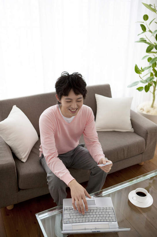 东方人,头发,一个人,客厅,坐,笑,摸,微笑,露齿笑,竖图,俯视,室内,白天,电脑,笔记本电脑,植物,沙发,桌面,杯子,亚洲,仅一个男性,仅一个人,抚摸,敲打,服装,网络,瓷器,盆栽,咖啡杯,盆景,陶瓷制品,扭头,注视,休闲装,黄种人,输入,通讯设备,仅一个年轻男性,一个,衣服,粉色,绿色,黑色,自然,打字,观察,看,转头,休闲,休闲服,服饰,生长,单个,成长,观看,点击,敲击,察看,无线,起居室,关注,瓷杯,通信设备,无线网络,布艺沙发,无线上网,便携式电脑,按键,手提电脑,男人,男性,年轻男性,亚洲人,触摸,接触,坐着,半身,彩图,高角度拍摄