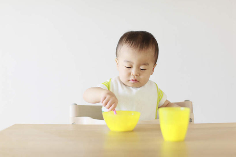 牛奶,东方人,婴儿,儿童,头发,一个人,坐,笑,摸,微笑,露齿笑,横图,室内,白天,正面,纯洁,餐桌,桌子,杯子,亚洲,仅一个男性,仅一个人,抚摸,握,服装,勺子,墙,饮品,营养,拿,拿着,注视,休闲装,黄种人,酸奶,墙壁,墙面,饮料,两个,一个,小孩,衣服,黄色,白色,黑色,水杯,调羹,汤匙,低头,观察,搅拌,看,仅一个小孩,休闲,休闲服,可爱,童年,童趣,握着,服饰,单个,餐台,观看,察看,乳制品,奶,关注,宝宝,发酵,童真,烂漫,无邪,优格,优酪乳,天真,男孩,男人,男性,亚洲人,孩子,茶杯,触摸,接触,坐着,半身,彩图,男生