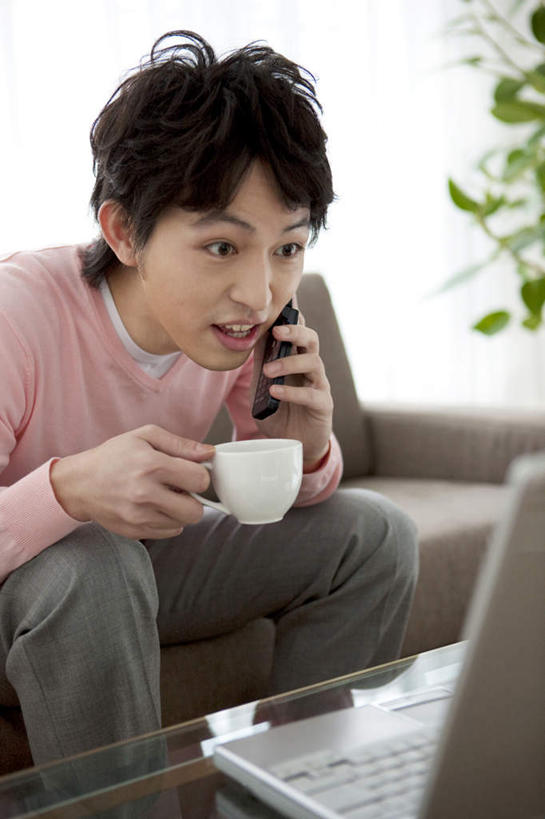东方人,头发,一个人,客厅,坐,捧,笑,摸,打电话,微笑,露齿笑,竖图,室内,白天,正面,电脑,笔记本电脑,窗户,靠垫,落地窗,沙发,桌面,杯子,电话,手机,亚洲,仅一个男性,仅一个人,抚摸,喝,握,阴影,服装,光线,网络,瓷器,影子,墙,咖啡杯,靠枕,陶瓷制品,拿,拿着,注视,休闲装,黄种人,通讯设备,玻璃窗,墙壁,墙面,仅一个年轻男性,衣服,粉色,灰色,阳光,垫子,枕头,观察,看,靠,靠着,倚靠,休闲,休闲服,握着,服饰,观看,察看,无线,起居室,倚着,关注,瓷杯,通信设备,无线网络,布艺沙发,无线上网,便携式电脑,交流,手提电脑,男人,男性,年轻男性,亚洲人,触摸,端,端着,沟通,接触,捧着,手捧,通话,坐着,半身,彩图