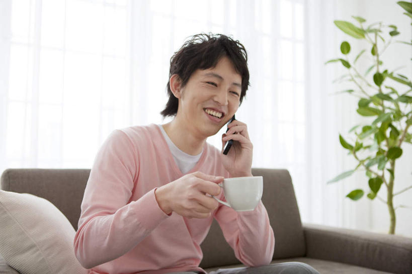 东方人,头发,一个人,客厅,坐,举,捧,笑,摸,打电话,微笑,露齿笑,横图,室内,白天,正面,植物,窗户,靠垫,落地窗,沙发,桌面,杯子,电话,手机,亚洲,仅一个男性,仅一个人,抚摸,握,阴影,服装,光线,瓷器,盆栽,影子,墙,咖啡杯,靠枕,盆景,陶瓷制品,拿,听,拿着,注视,休闲装,黄种人,通讯设备,玻璃窗,墙壁,墙面,仅一个年轻男性,一个,衣服,绿色,黑色,阳光,自然,垫子,枕头,观察,看,靠,靠着,托,倚靠,休闲,休闲服,握着,服饰,生长,单个,成长,观看,察看,起居室,倚着,关注,瓷杯,布艺沙发,交流,男人,男性,年轻男性,亚洲人,触摸,端,端着,沟通,接触,举起,举手,举着,捧着,手捧,通话,向上举,向上伸,向上托,坐着,半身,彩图