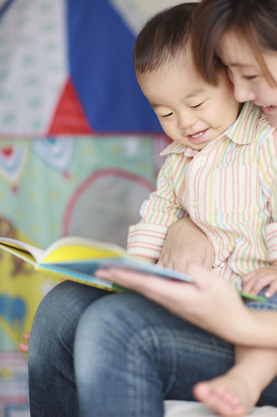 东方人,儿童,头发,两个人,家庭,母亲,儿子,坐,抱,笑,微笑,露齿笑,竖图,室内,白天,侧面,阅读,纯洁,沙发,报纸,书籍,亚洲,一本,学习,阴影,服装,裤子,光线,影子,墙,注视,牛仔裤,休闲装,黄种人,墙壁,墙面,小孩,衣服,蓝色,黑色,灰色,阳光,低头,观察,看,靠,靠着,倚靠,休闲,温暖,温馨,母子,一家人,休闲服,可爱,母爱,童年,童趣,浏览,服饰,抱着,观看,和睦,察看,搂着,倚着,关注,宝宝,布艺沙发,童真,烂漫,无邪,天真,男孩,年轻女性,女人,女性,亚洲人,孩子,年轻人,书,图书,怀抱,搂,搂抱,相抱,拥抱,坐着,半身,彩图,融洽,男生