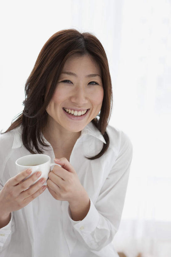 东方人,一个人,客厅,坐,捧,笑,摸,微笑,露齿笑,竖图,室内,白天,正面,衬衫,窗户,靠垫,落地窗,杯子,亚洲,仅一个年轻女性,仅一个女性,仅一个人,抚摸,握,阴影,光线,瓷器,影子,墙,咖啡杯,靠枕,陶瓷制品,拿,拿着,依偎,注视,黄种人,玻璃窗,墙壁,墙面,一个,白色,阳光,垫子,枕头,观察,看,靠,靠着,倚靠,握着,单个,观看,察看,起居室,倚着,关注,瓷杯,依附,依赖,投靠,年轻女性,女人,女性,亚洲人,触摸,端,端着,接触,捧着,手捧,坐着,半身,彩图,衬衣